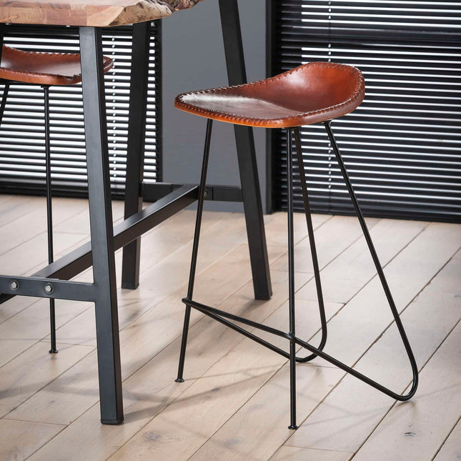 Barstool in vintage leather. PU: 4  Brown