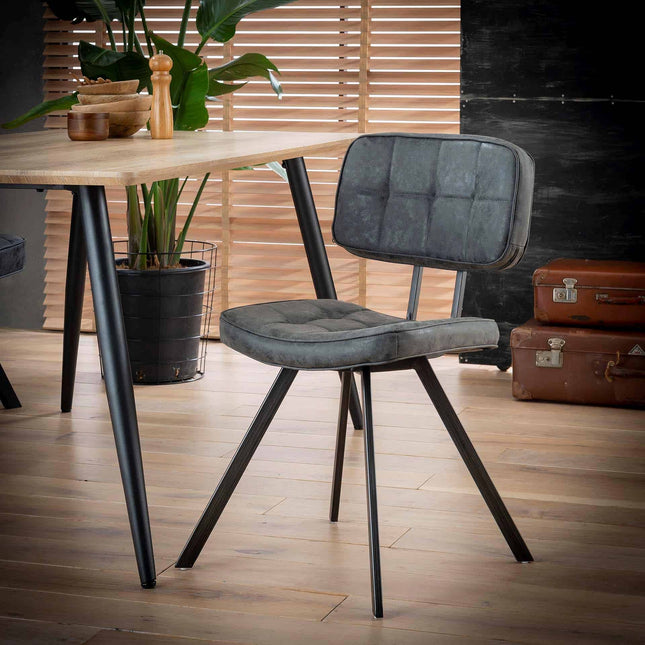 Dining Chair uitgevoerd in PU wax, voorzien van kruisstiksel en open rug. VPE4 / Black Wax PU