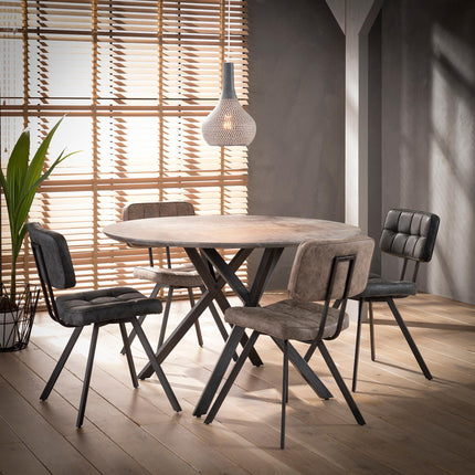 Dining Chair uitgevoerd in PU wax, voorzien van kruisstiksel en open rug. VPE4 / Black Wax PU